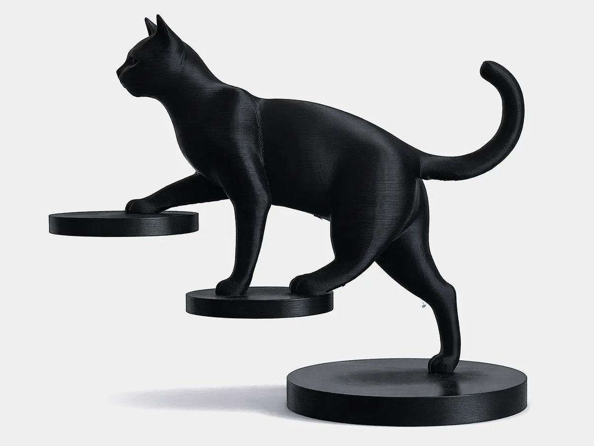 Escultura de gato en equilibrio