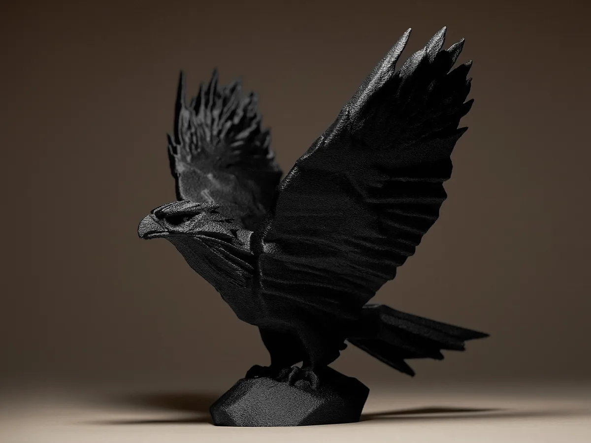 Águila de adorno con alas abiertas