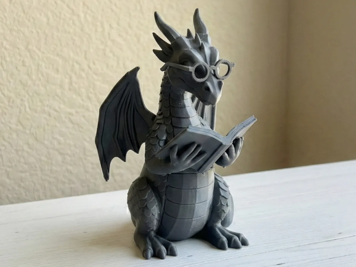 Dragón lector con anteojos