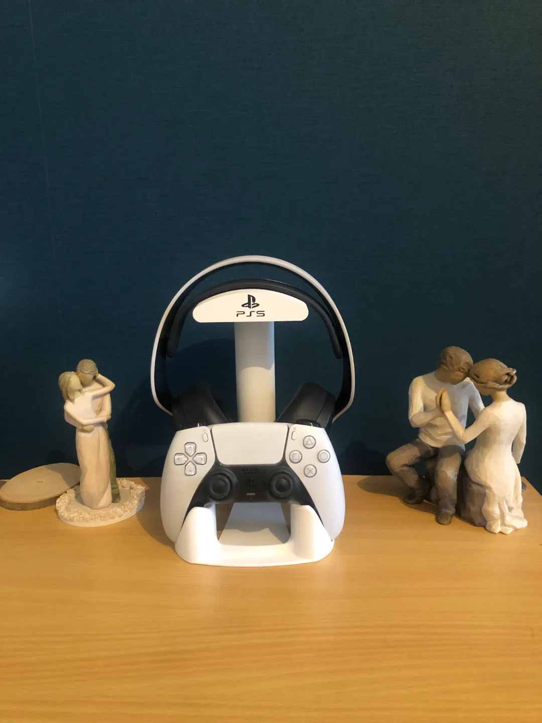 Soporte de consola con lugar para joystick y auriculares