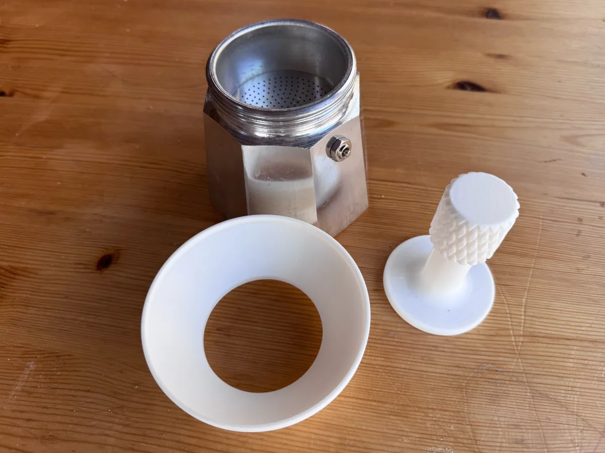 Embudo y prensador para cafetera italiana