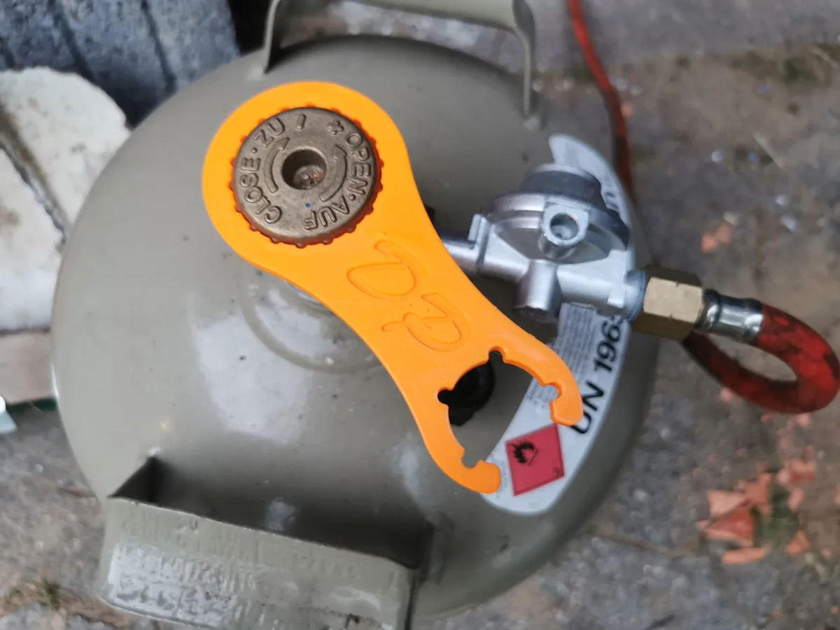 Llave para garrafa con abridor de válvula