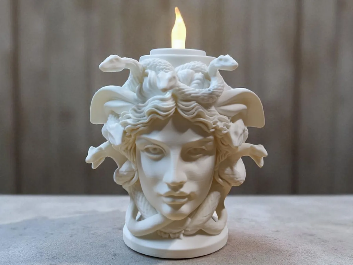 Portavela con cabeza de medusa