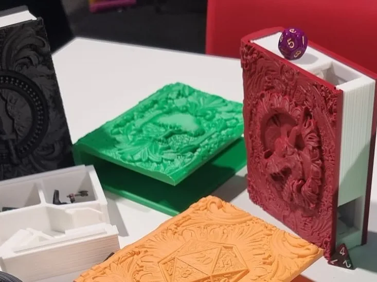 Torre de dados escondida en un libro