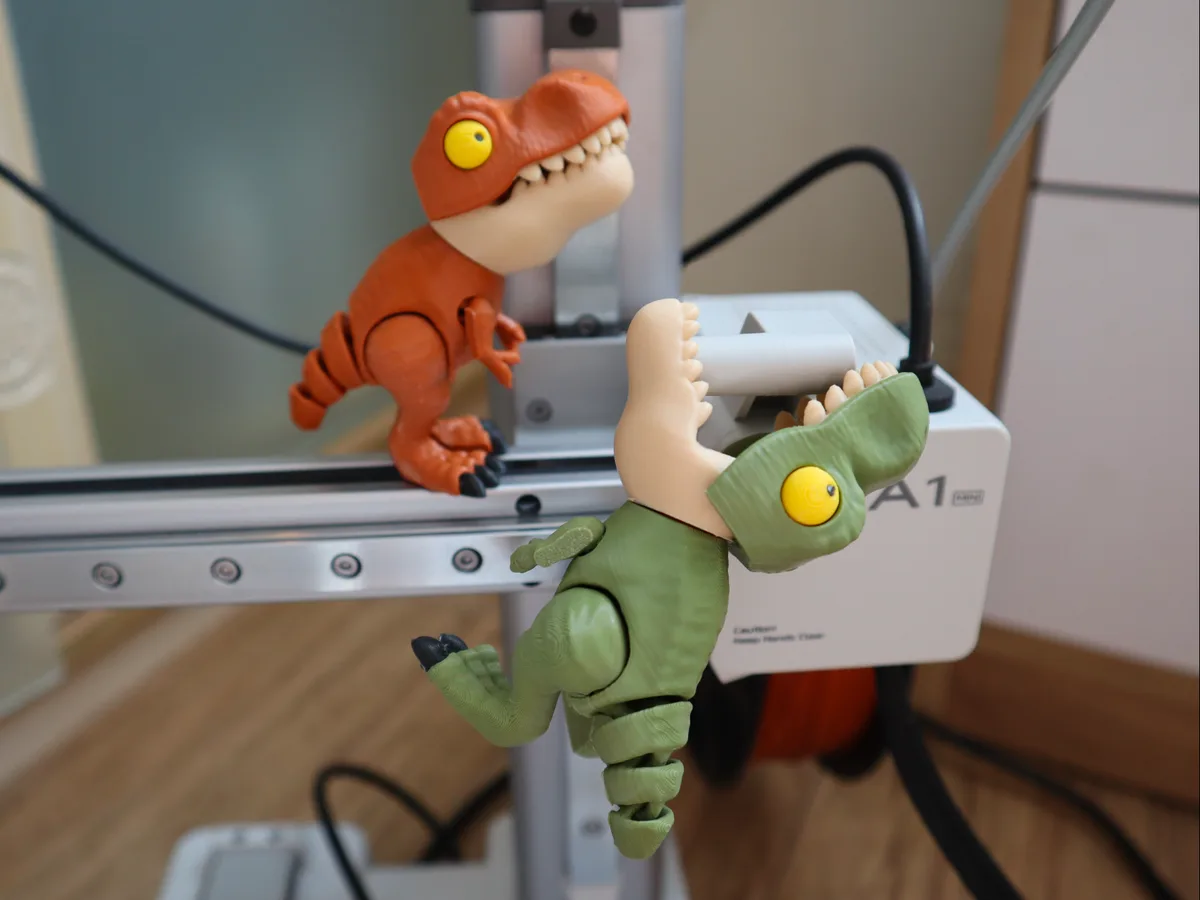 Tiranosaurio articulado que muerde