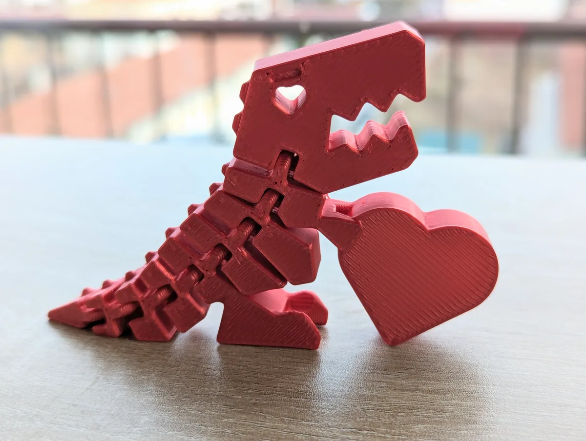 Tiranosaurio articulado con corazón