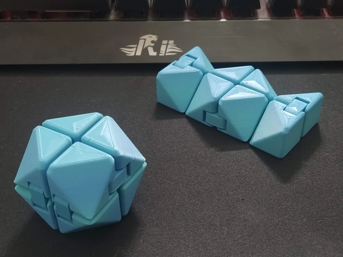 Cubo infinito de triángulos