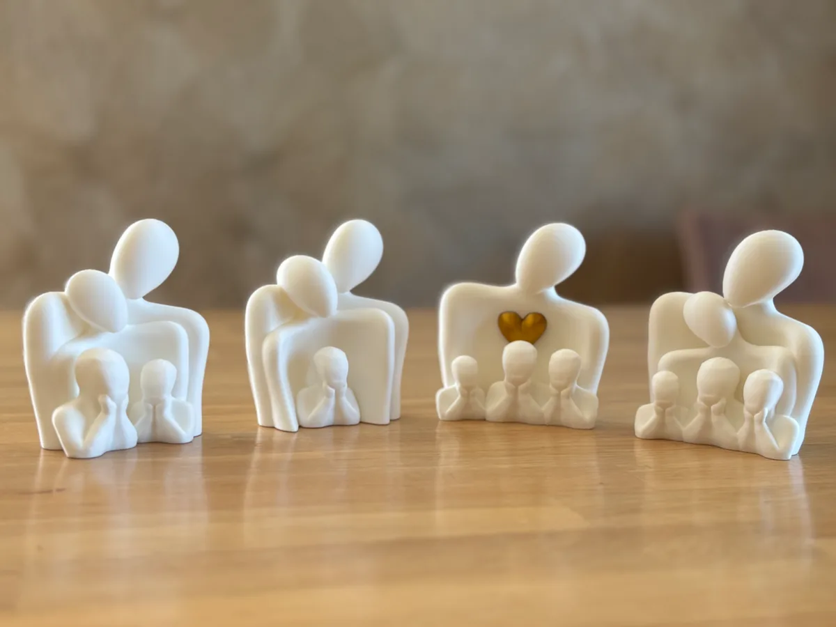 Escultura de familia con chicos