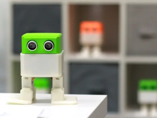 Robot bípedo que camina y baila