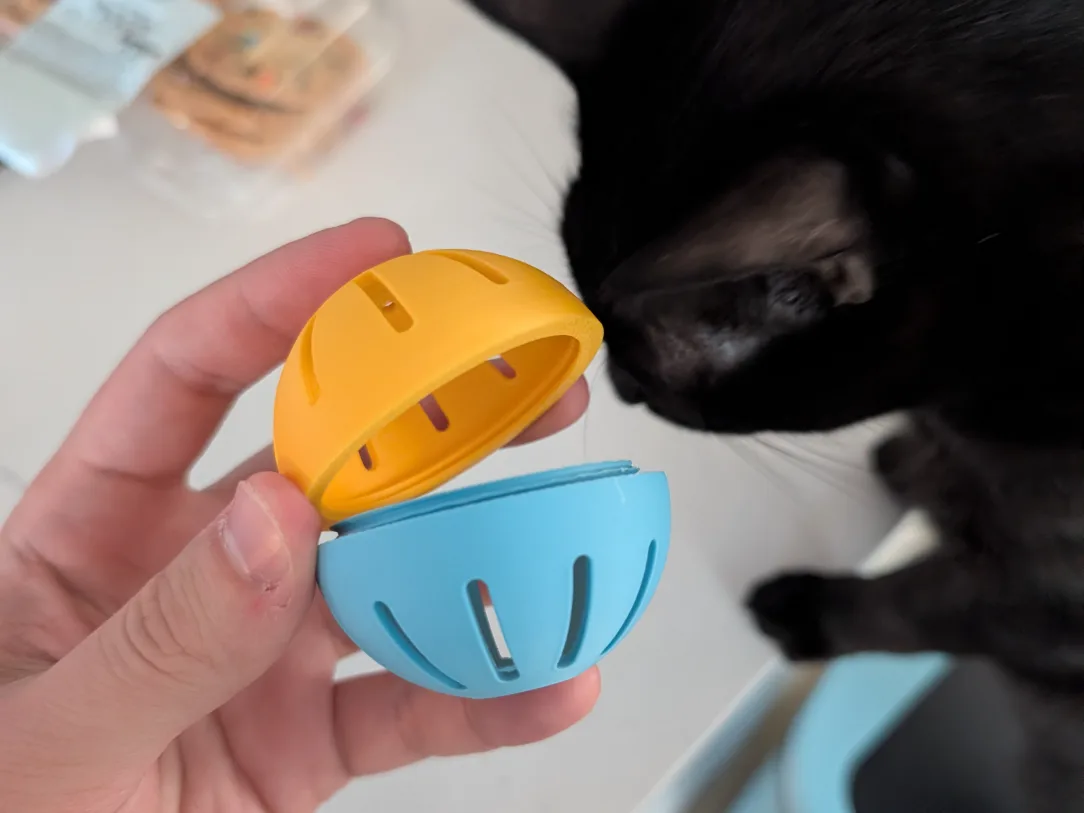Pelota de premios para gatos
