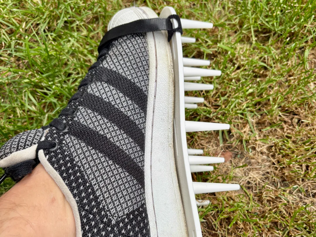 Suelas con púas para airear el césped