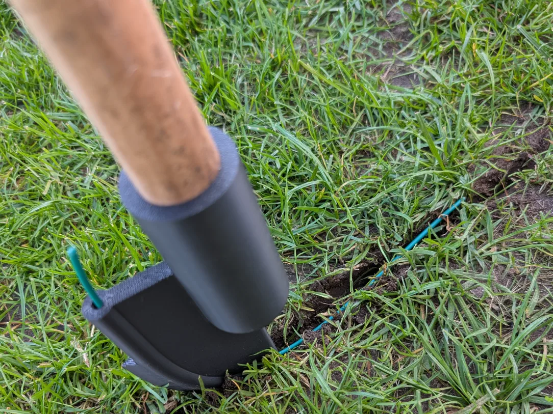 Guía para enterrar cables en el jardín
