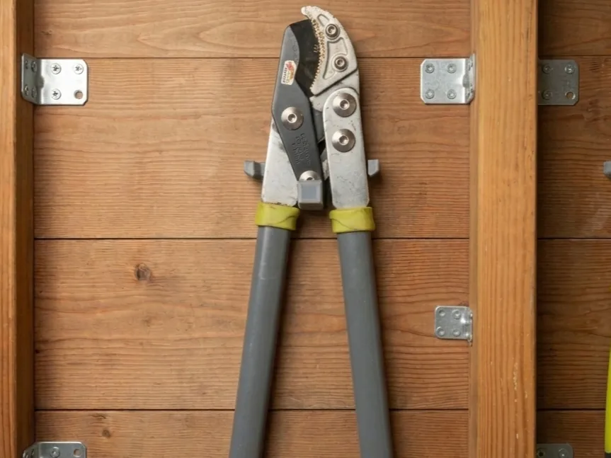 Soporte de pared para tijera de podar
