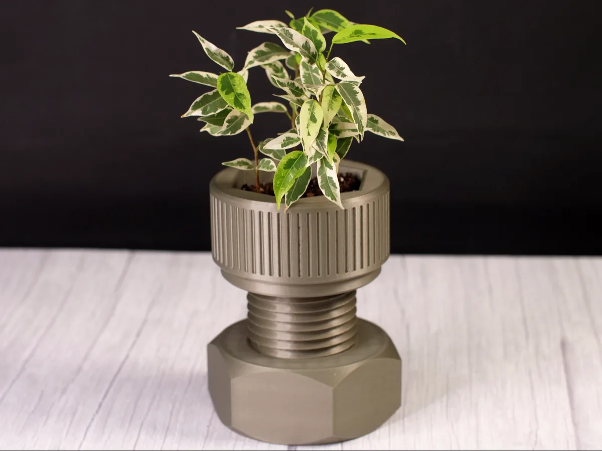 Maceta con riego propio y tornillos