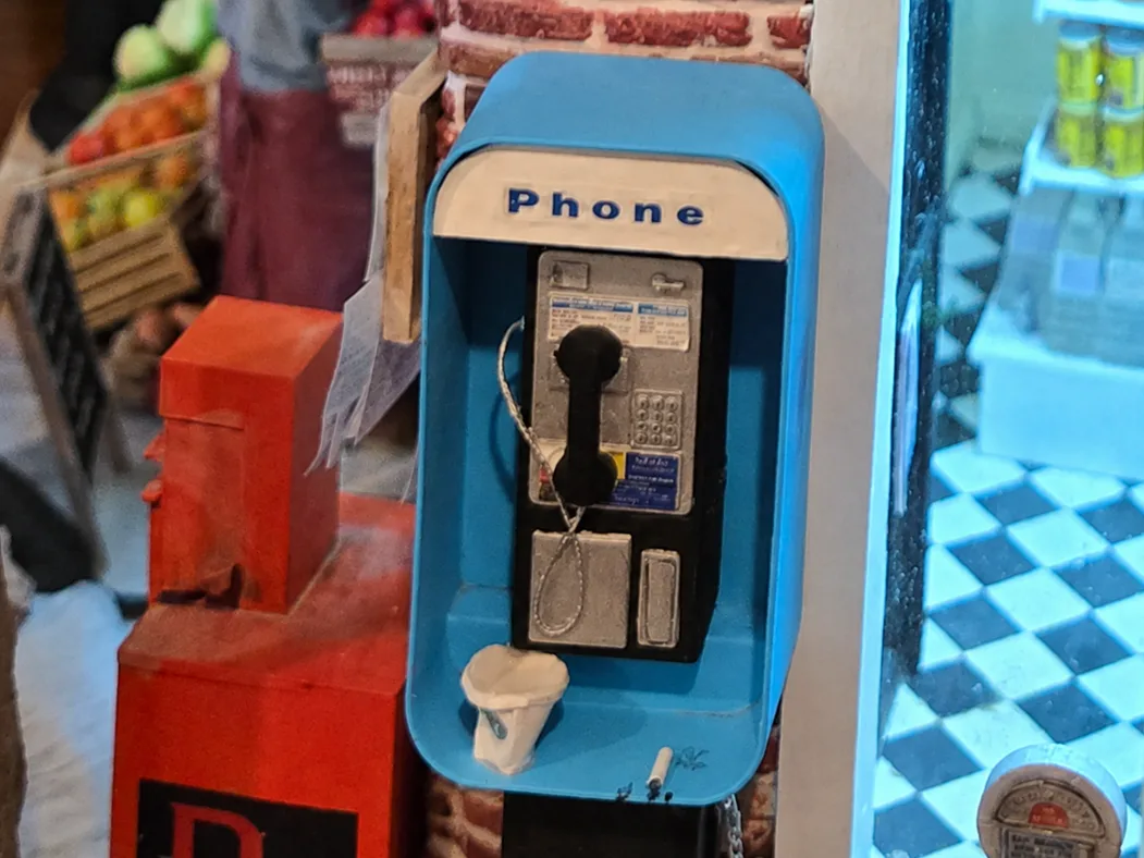 Teléfono público en miniatura