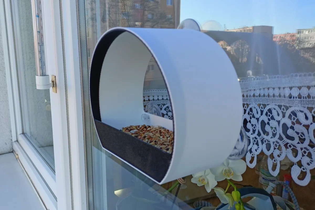 Comedero de pájaros para la ventana