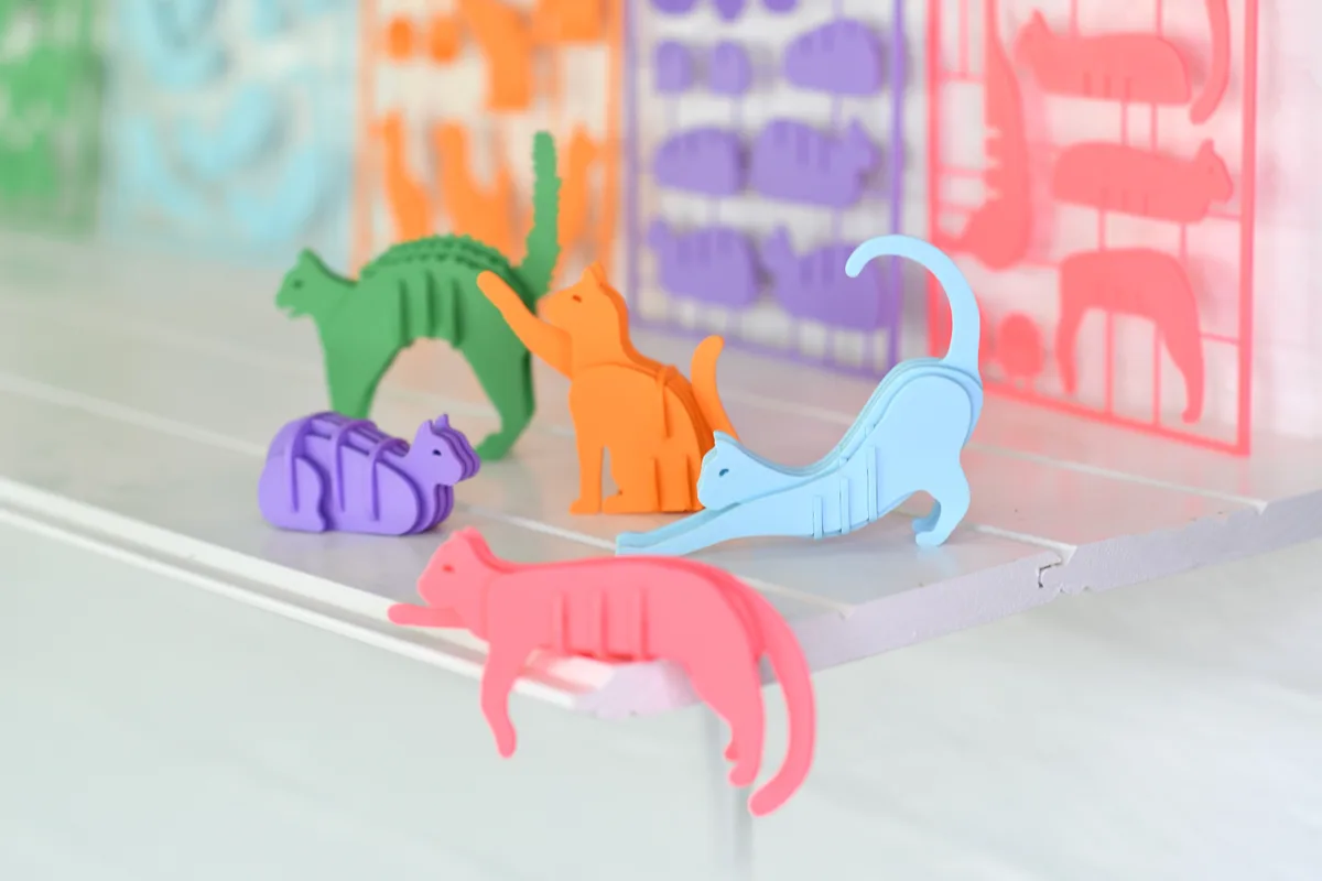Gatos para armar en piezas planas