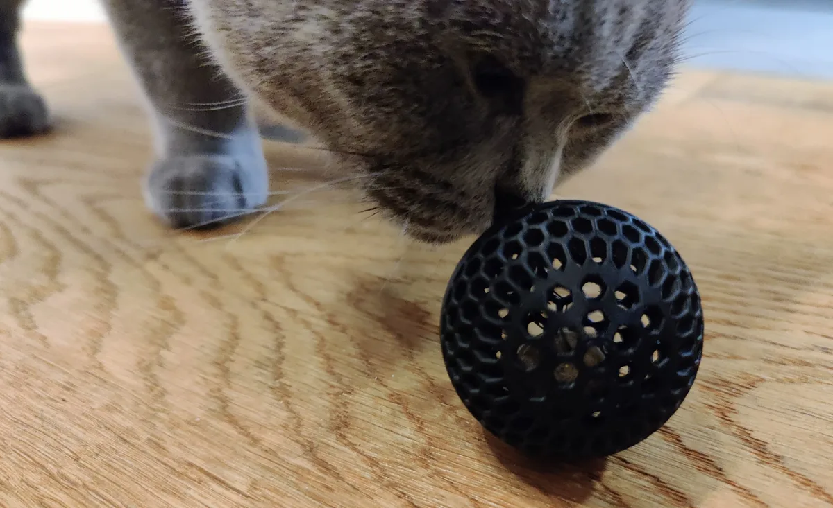 Pelota rellenable para gatos