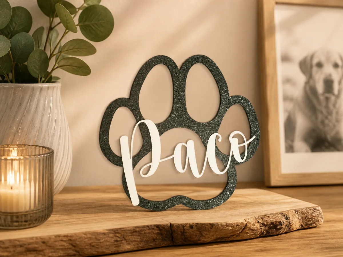 Huella de perro o gato con el nombre