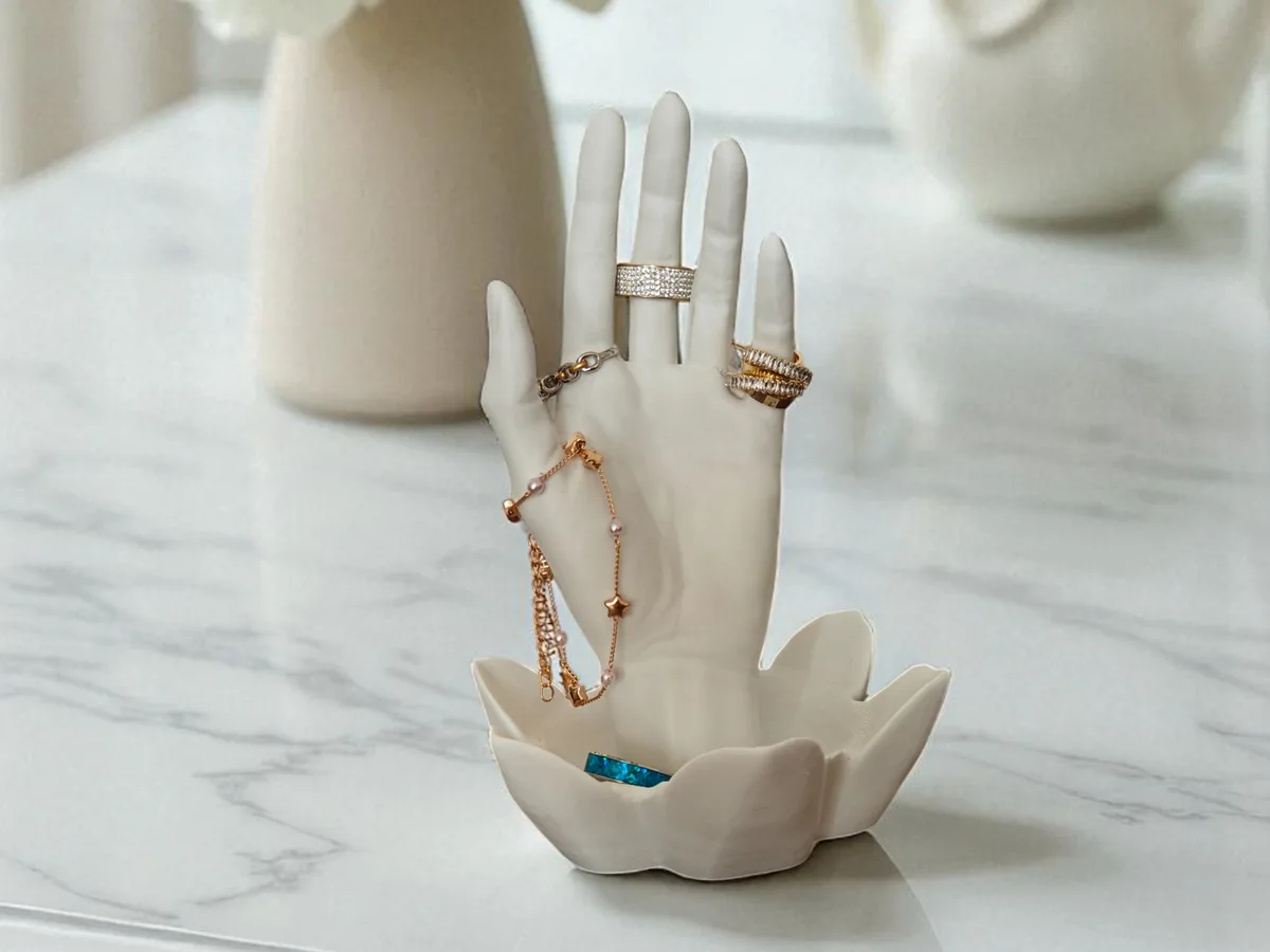Portajoyas con forma de mano