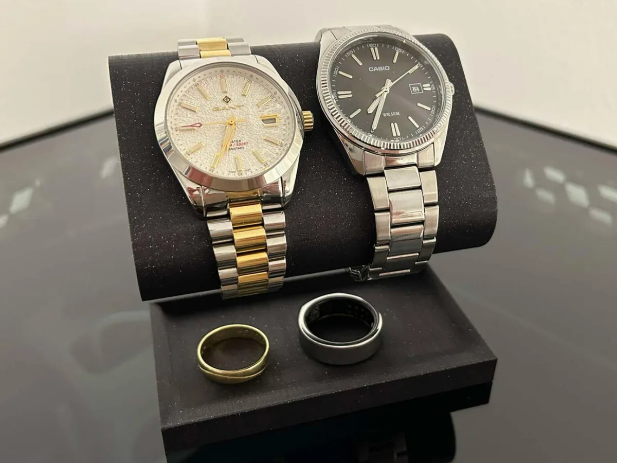 Exhibidor de dos relojes y anillos