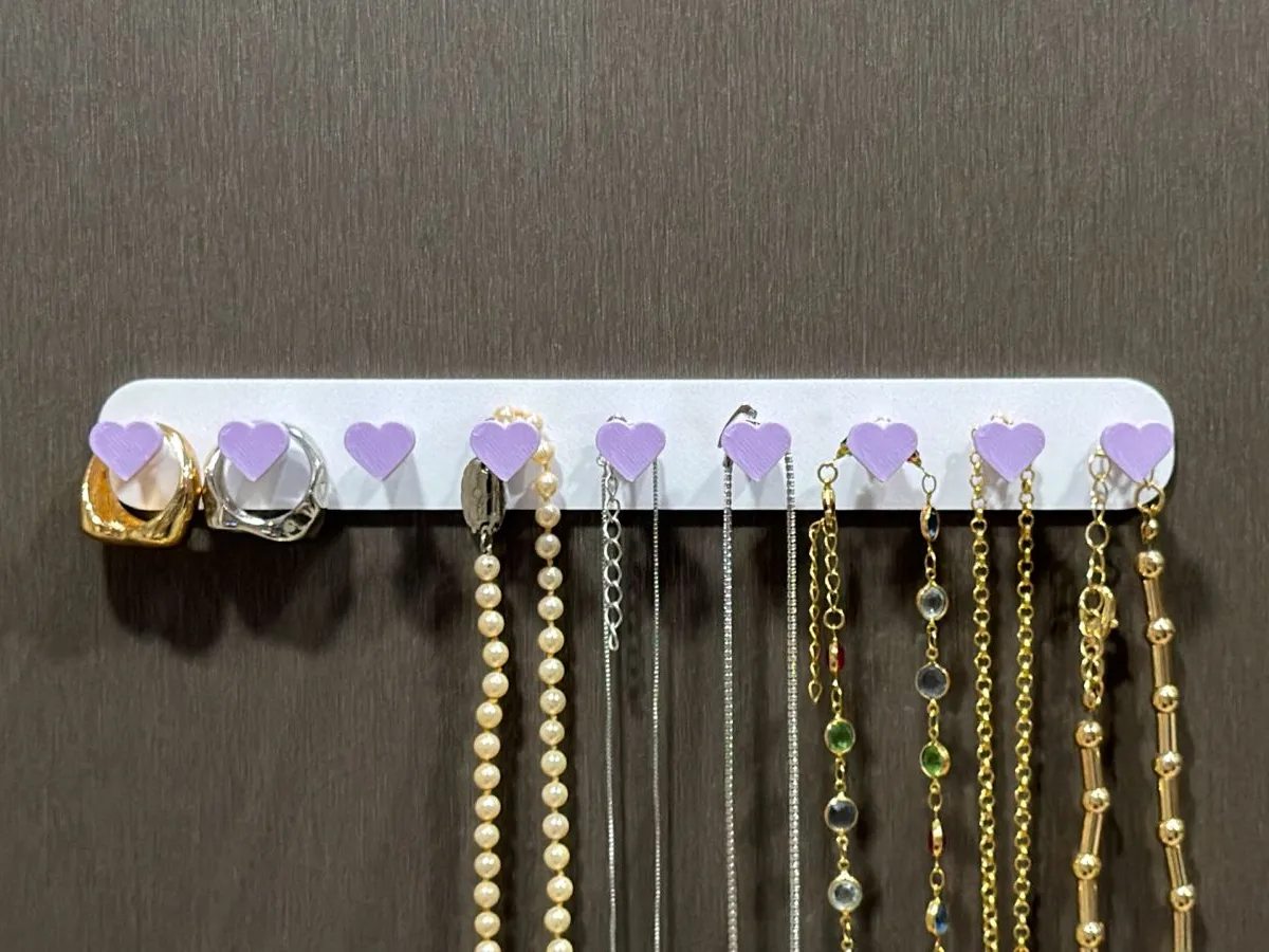 Colgador de collares con forma de corazón