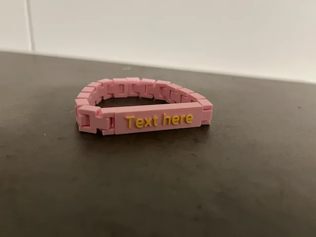 Pulsera con chapita grabada
