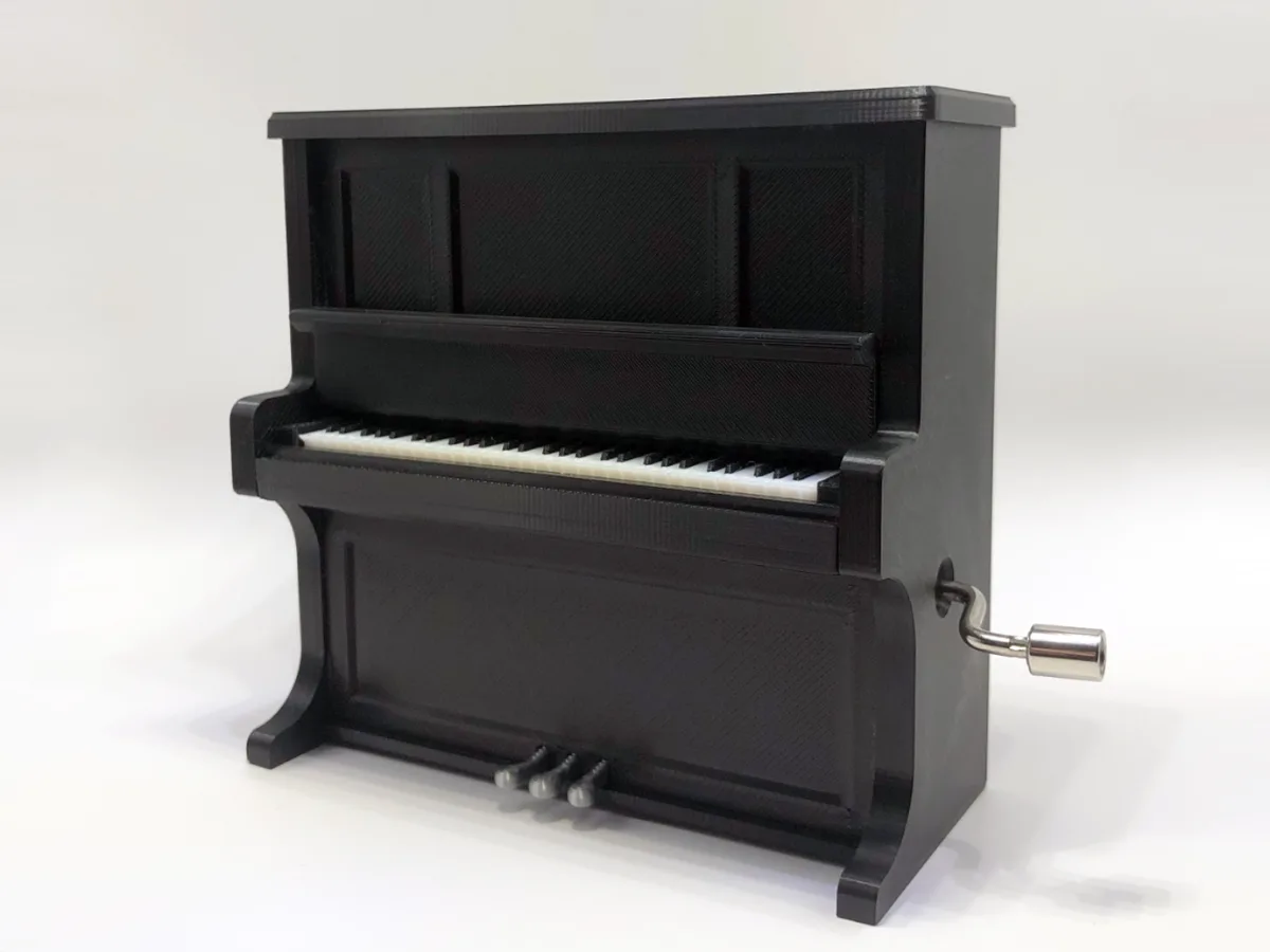 Caja de música a cuerda con forma de piano
