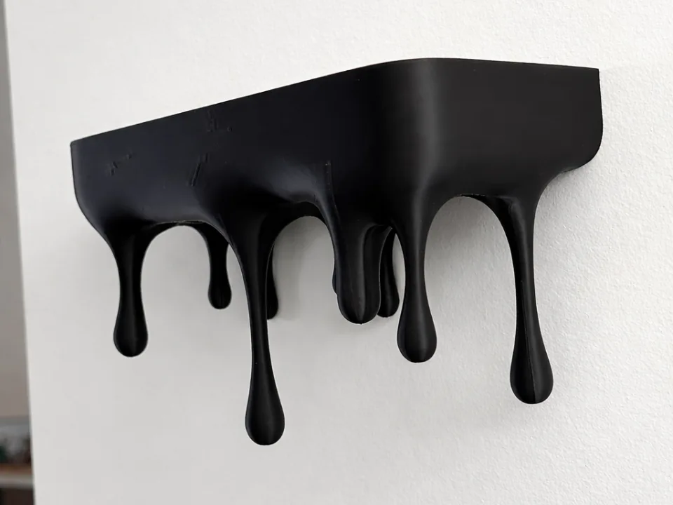 Estante derretido de pared