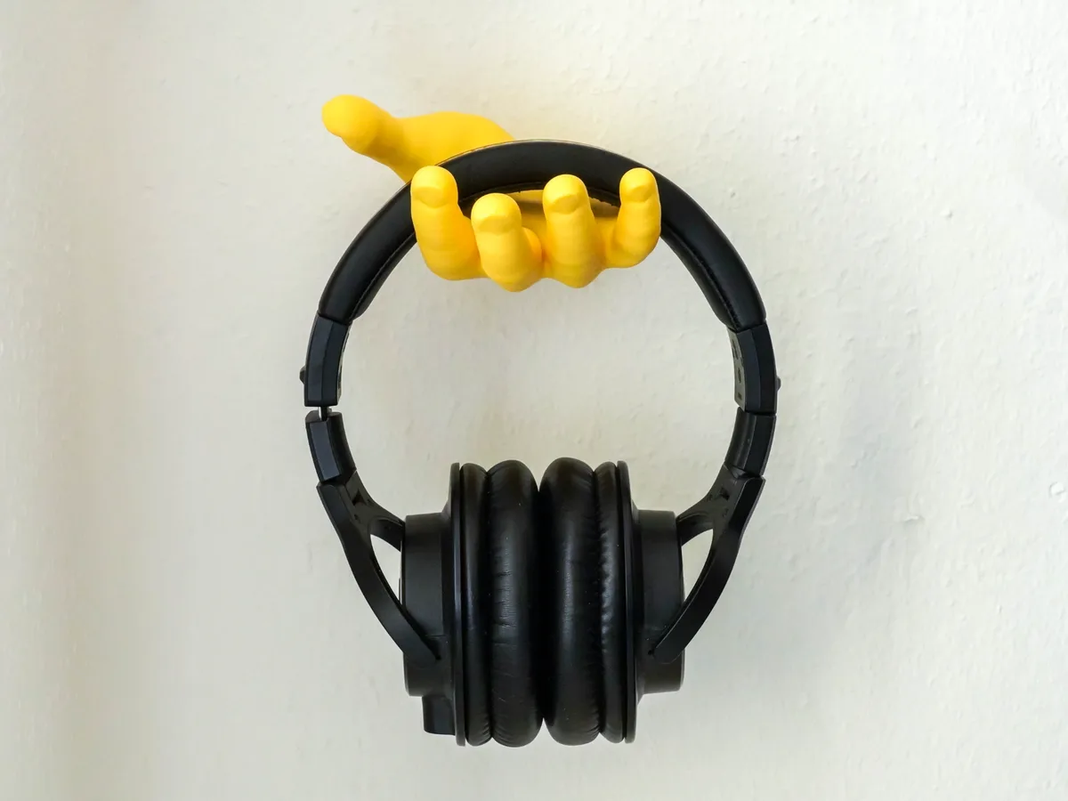 Mano que sostiene los auriculares