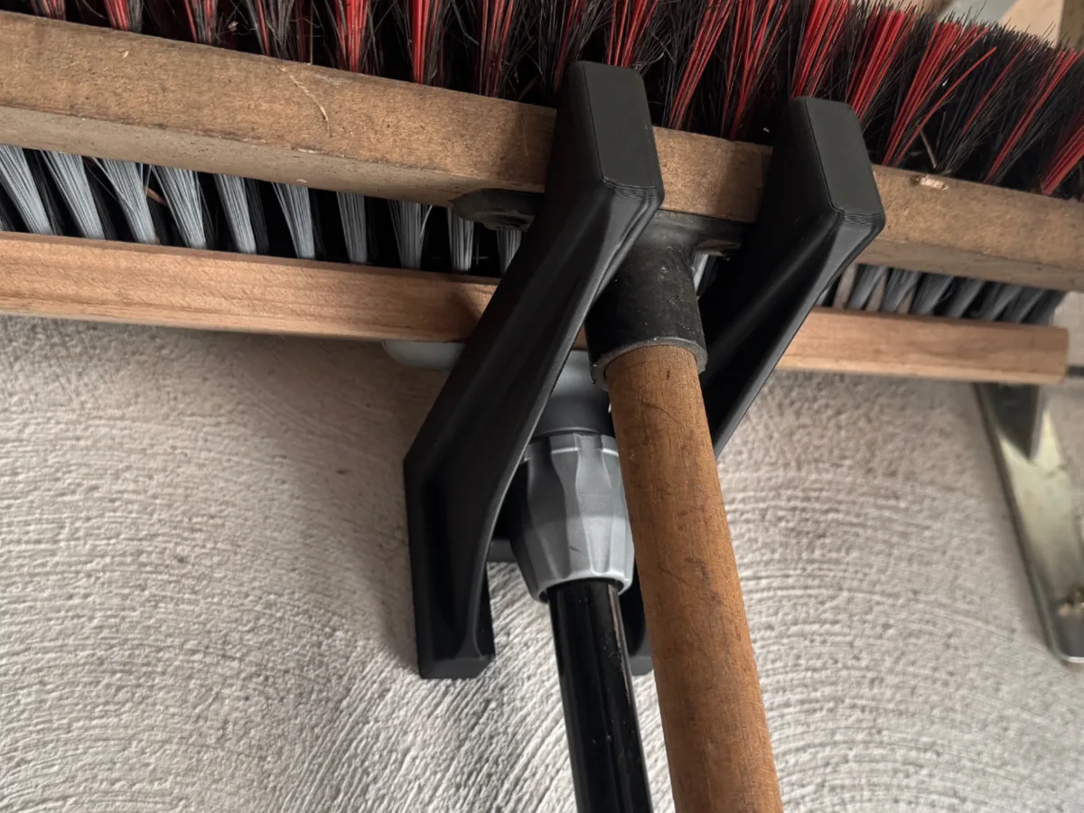 Colgador de pared para escoba y pala