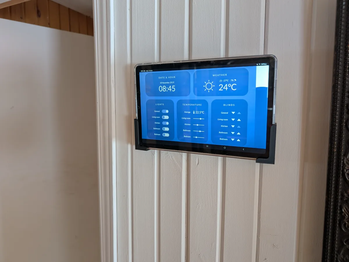 Soporte de pared para tablet con traba trasera