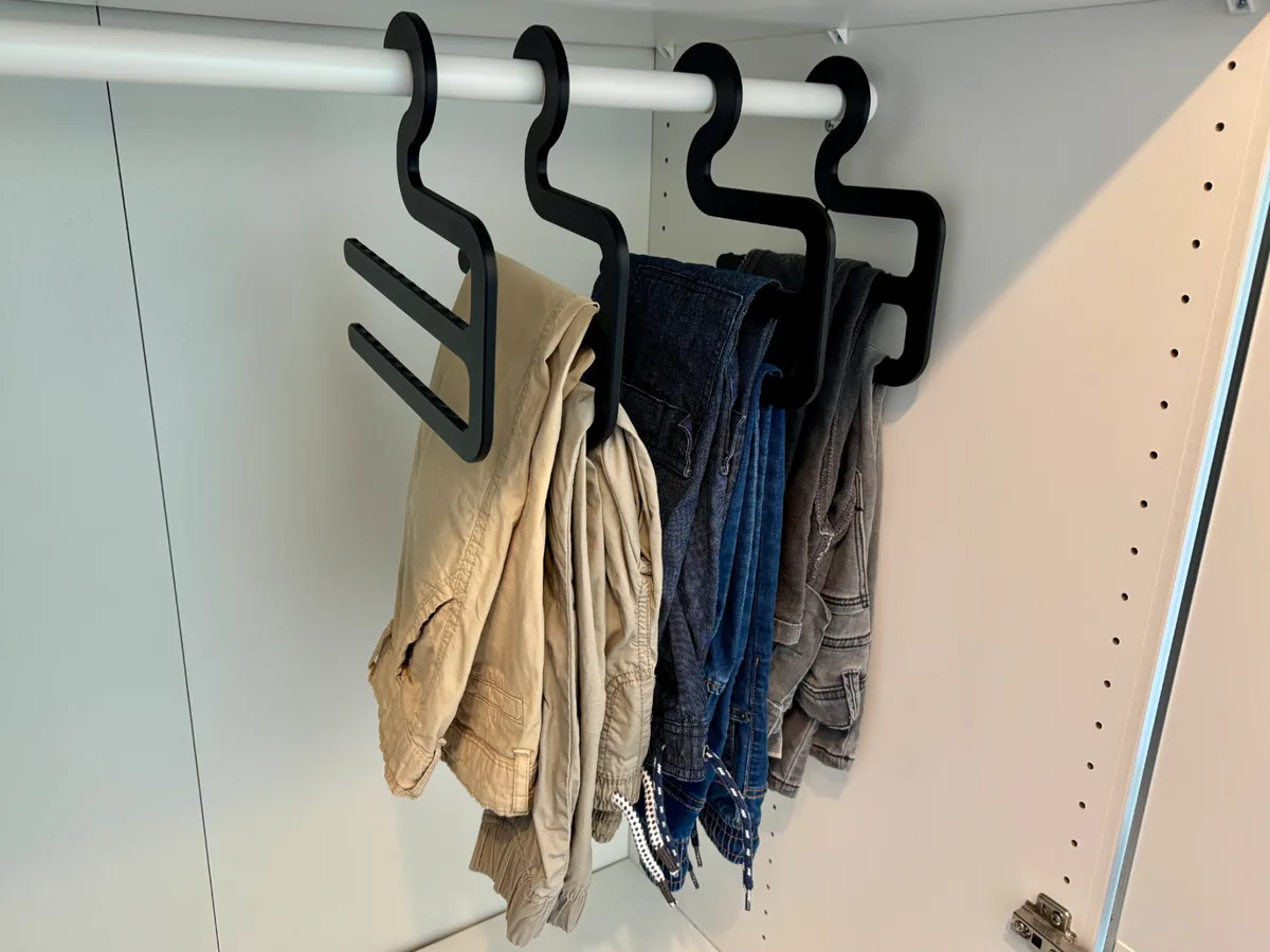 Colgador de pantalones para el ropero