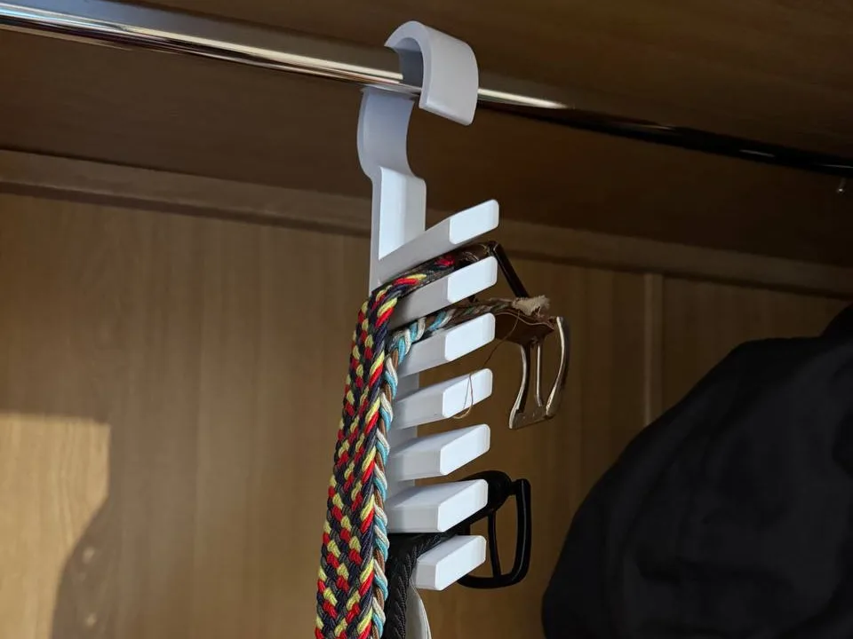 Percha organizadora de cinturones