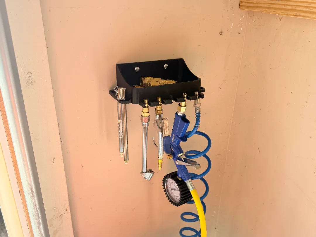 Organizador de pared para el compresor