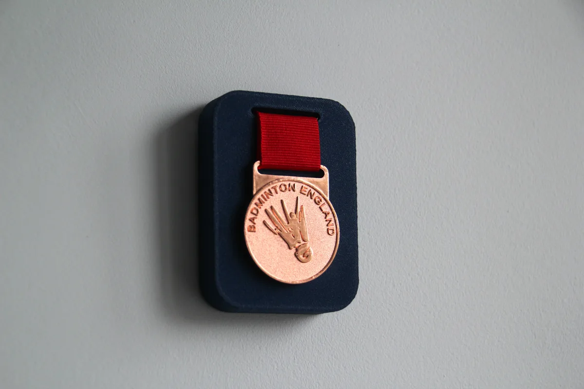 Exhibidor de medallas de pared