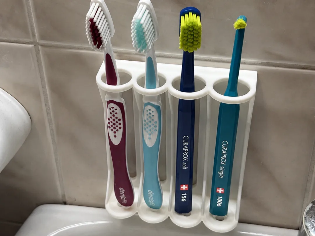 Portacepillos de pared de cuatro lugares