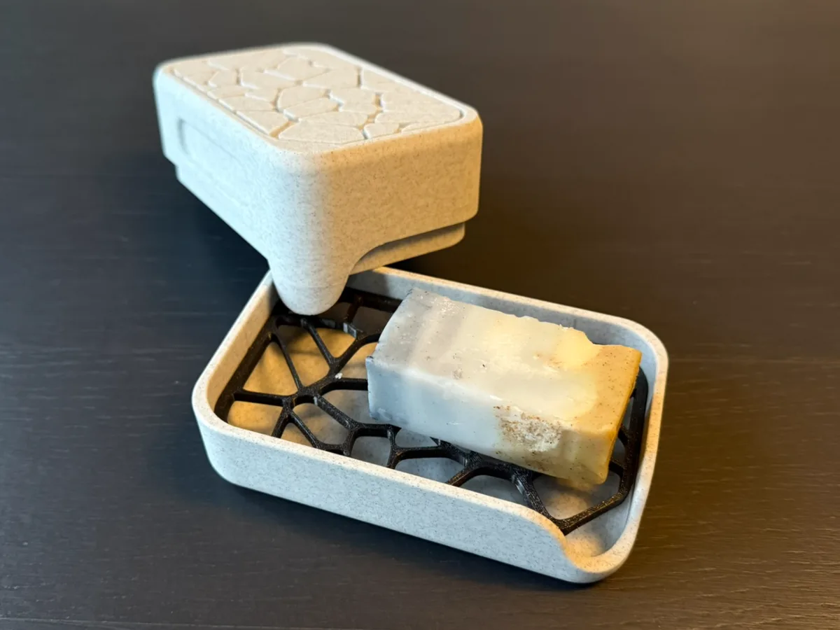 Jabonera con tapa y patrón de celdas