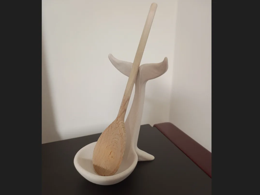 Apoya cucharas con forma de cola de ballena