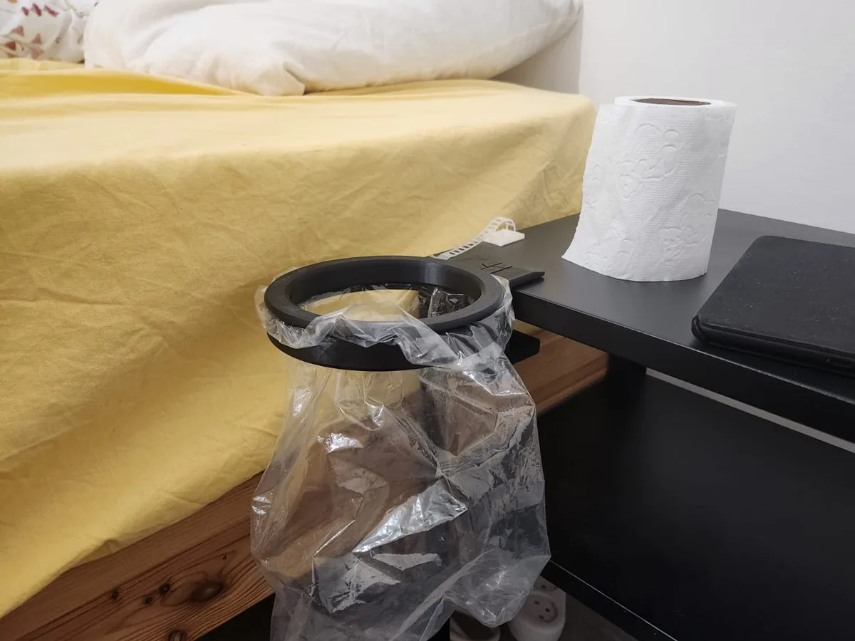 Cesto de basura con abrazadera para la mesa