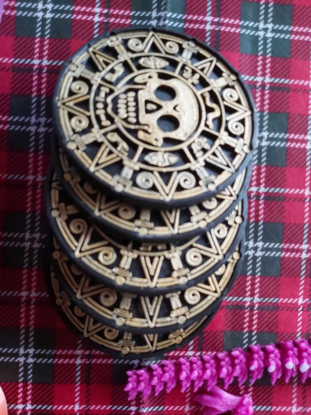 Posavasos con relieve azteca