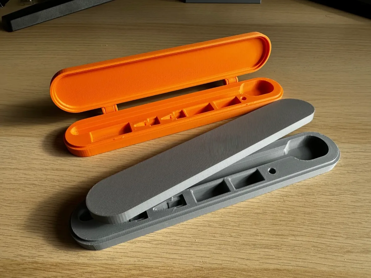 Estuche con bisagra para lápiz digital