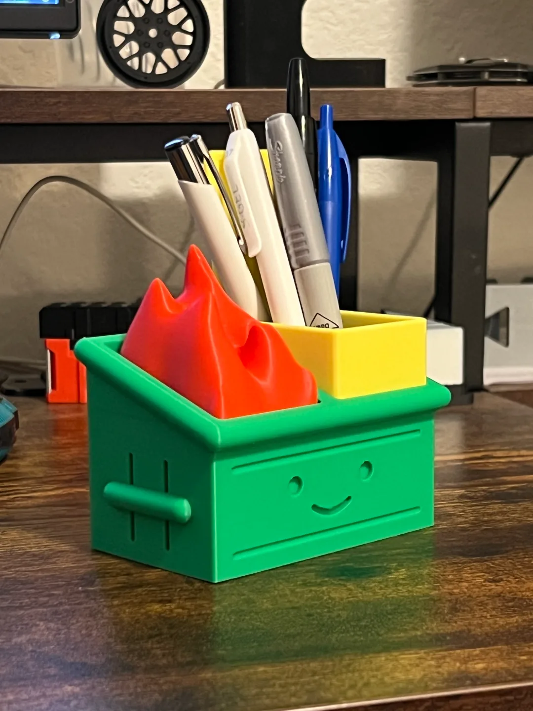 Portalápices con forma de contenedor en llamas