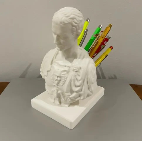 Portalápices con busto clásico