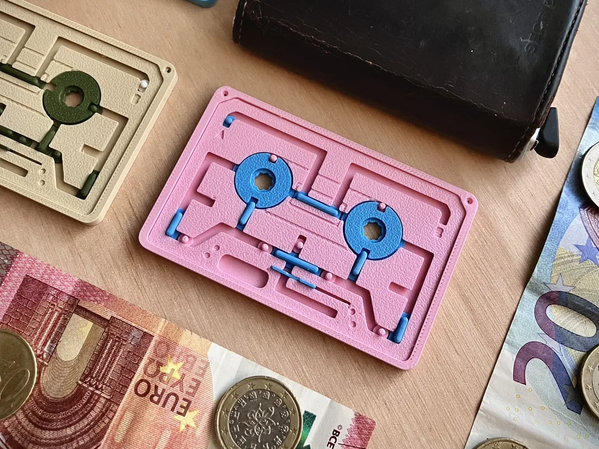 Billetera laberinto con forma de casete