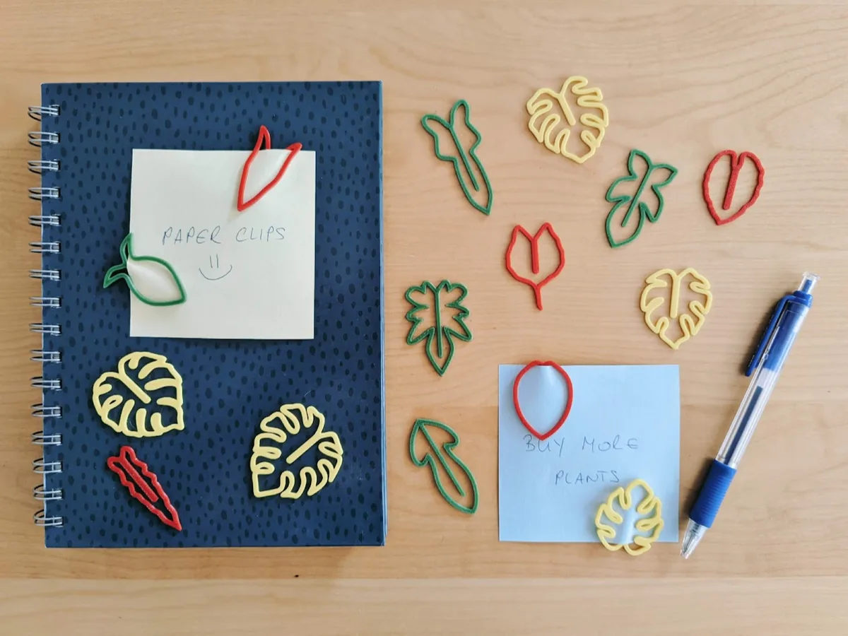 Clips de papel con forma de hoja