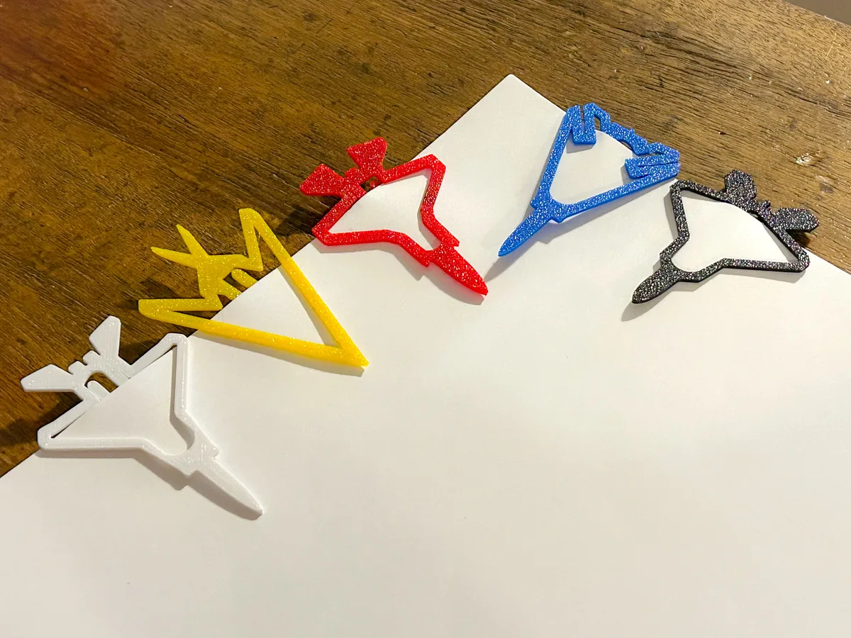 Clips de papel con forma de avión