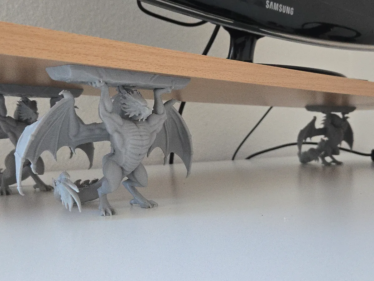 Elevador de monitor con dragones