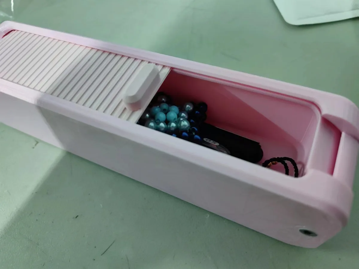 Caja de útiles con tapa corrediza