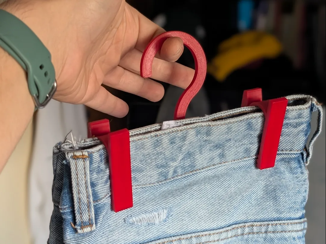Percha de pantalones con broches regulables